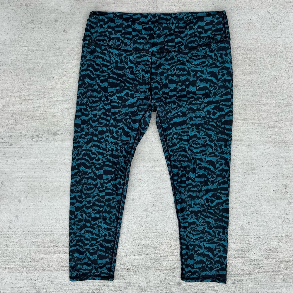 Fabletics Salar Capri Leggings A Cut Above The Rest Medium Black/ Teal